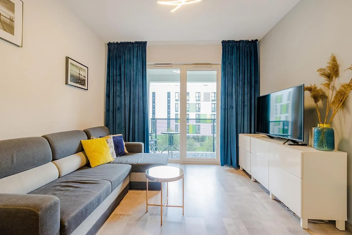 Family Apartment Zoliborz By Noclegi Renters 바르샤바